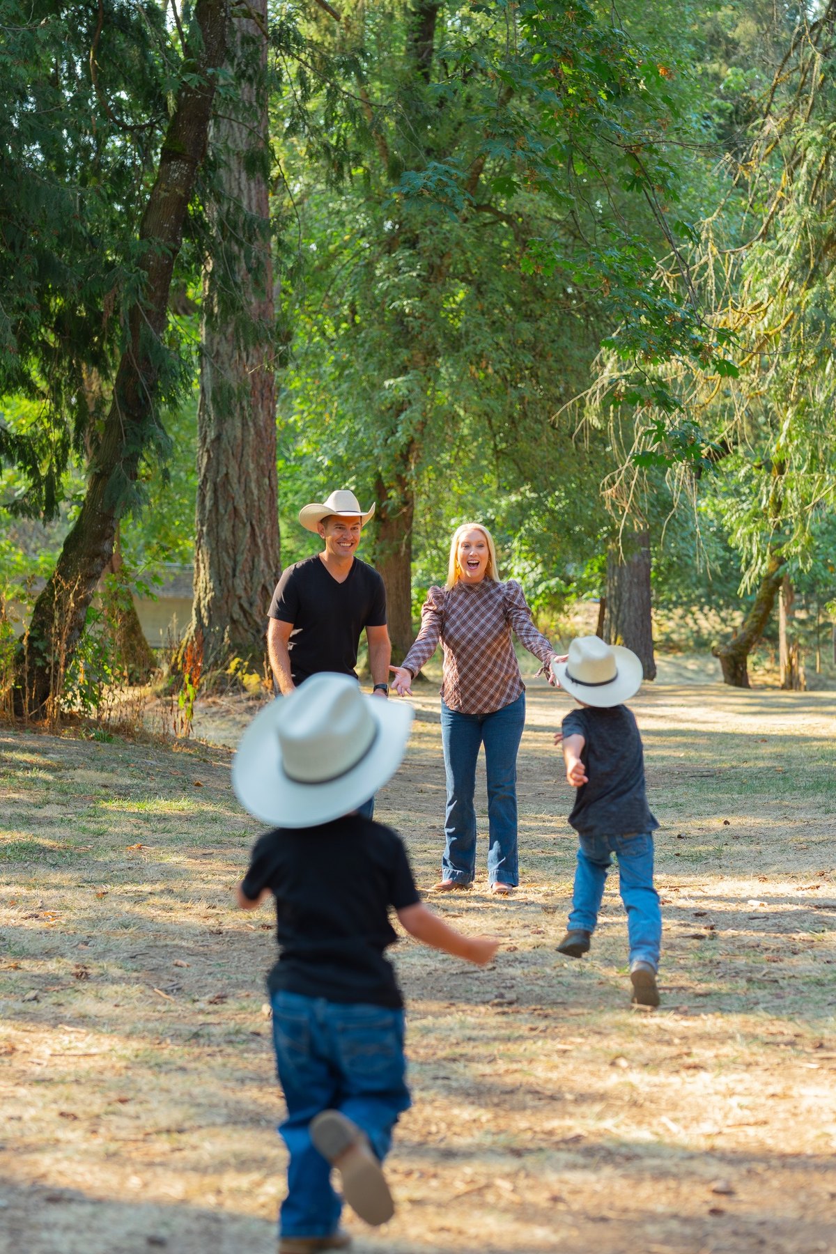 The Allen children running toward Dustyn and Kimberlee
